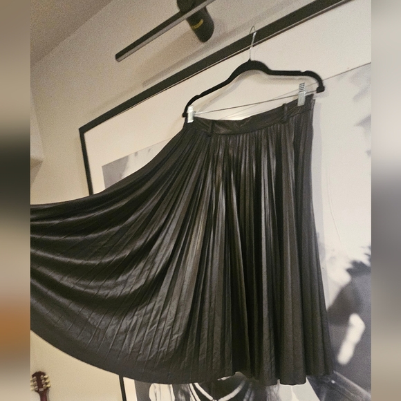 Zara Faux Leather Black Pleated Midi A-Line Skirt Size XL NO BELT - Picture 6 of 7